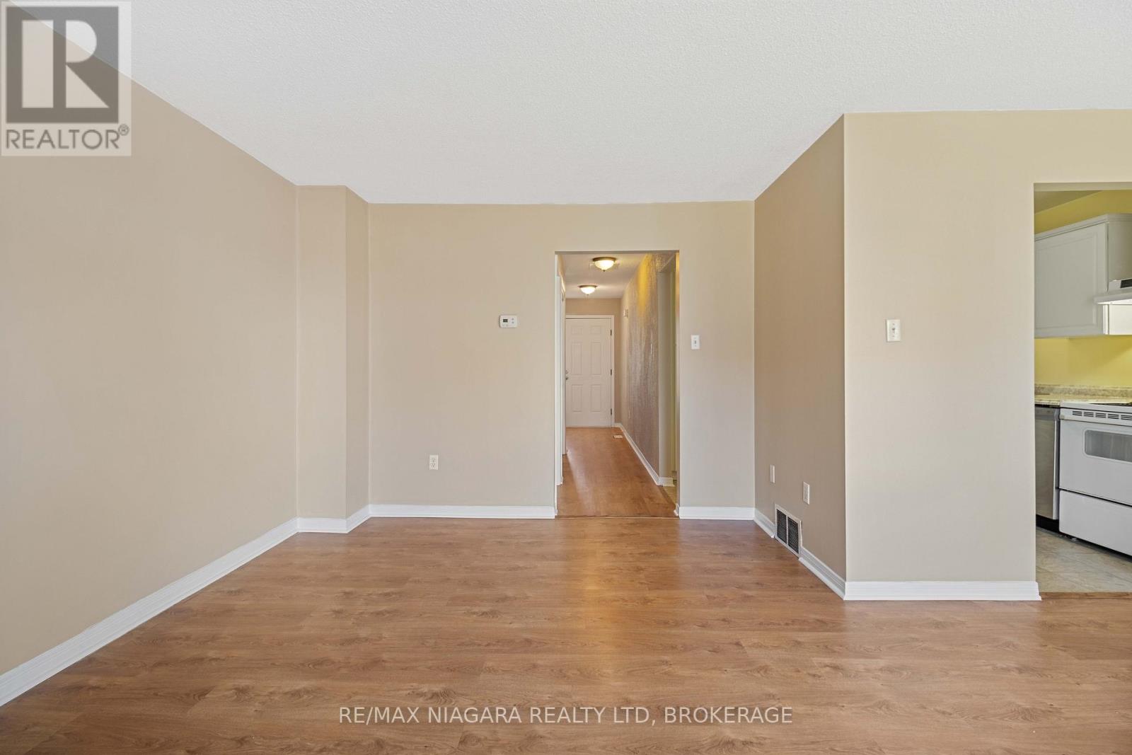 18 Julie Drive, Thorold, Ontario  L2V 4L5 - Photo 11 - X12382144