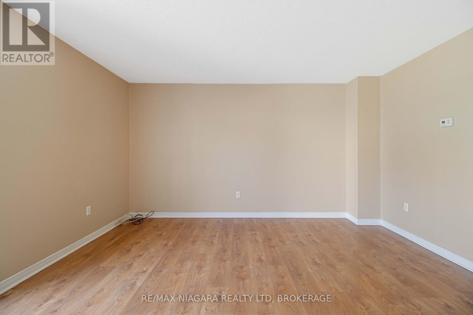 18 Julie Drive, Thorold, Ontario  L2V 4L5 - Photo 12 - X12382144