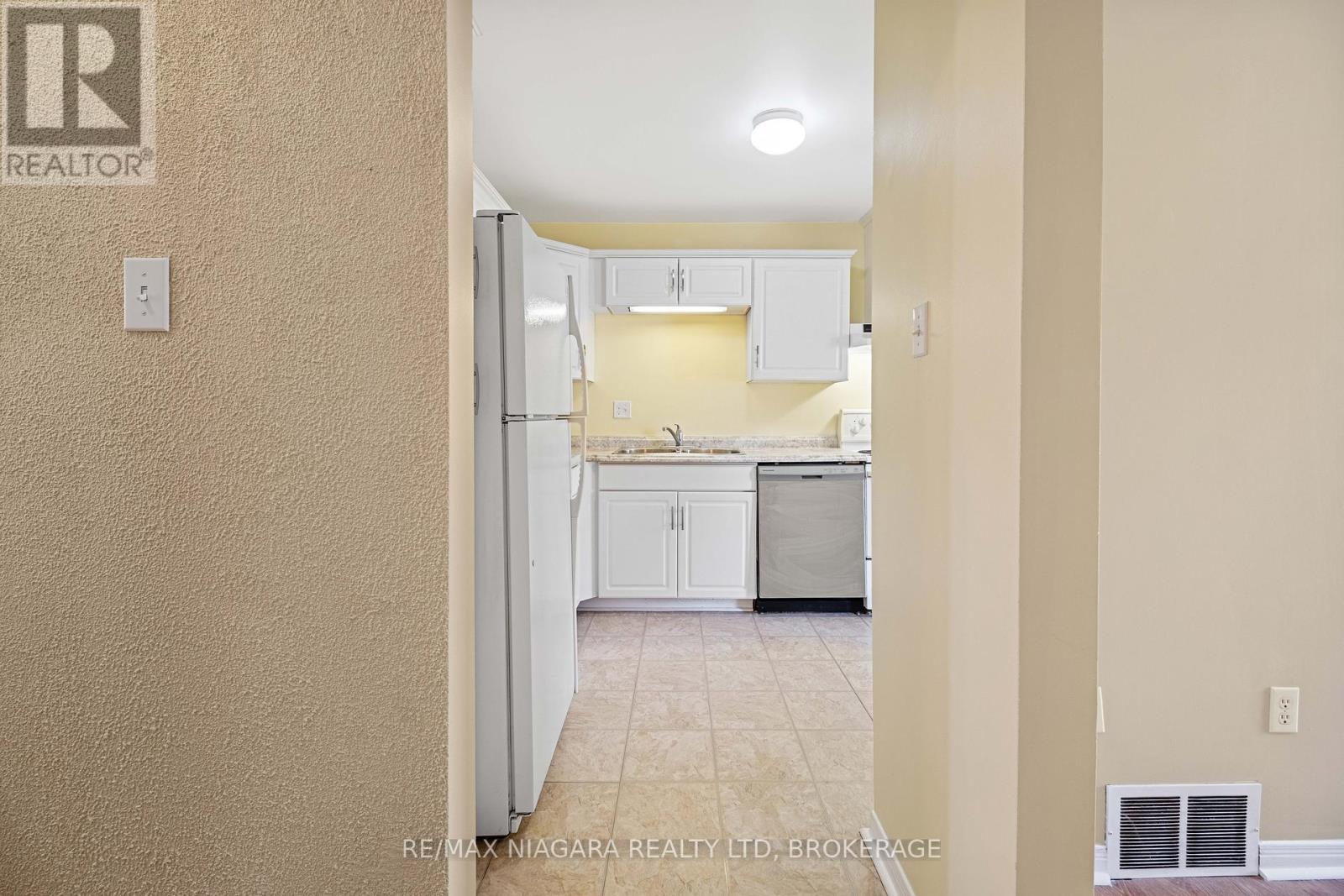 18 Julie Drive, Thorold, Ontario  L2V 4L5 - Photo 19 - X12382144