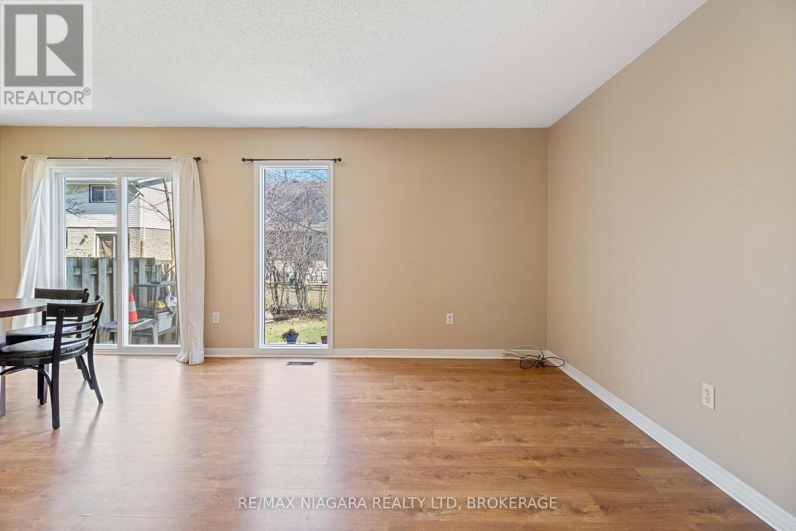 18 Julie Drive, Thorold, Ontario  L2V 4L5 - Photo 8 - X12382144