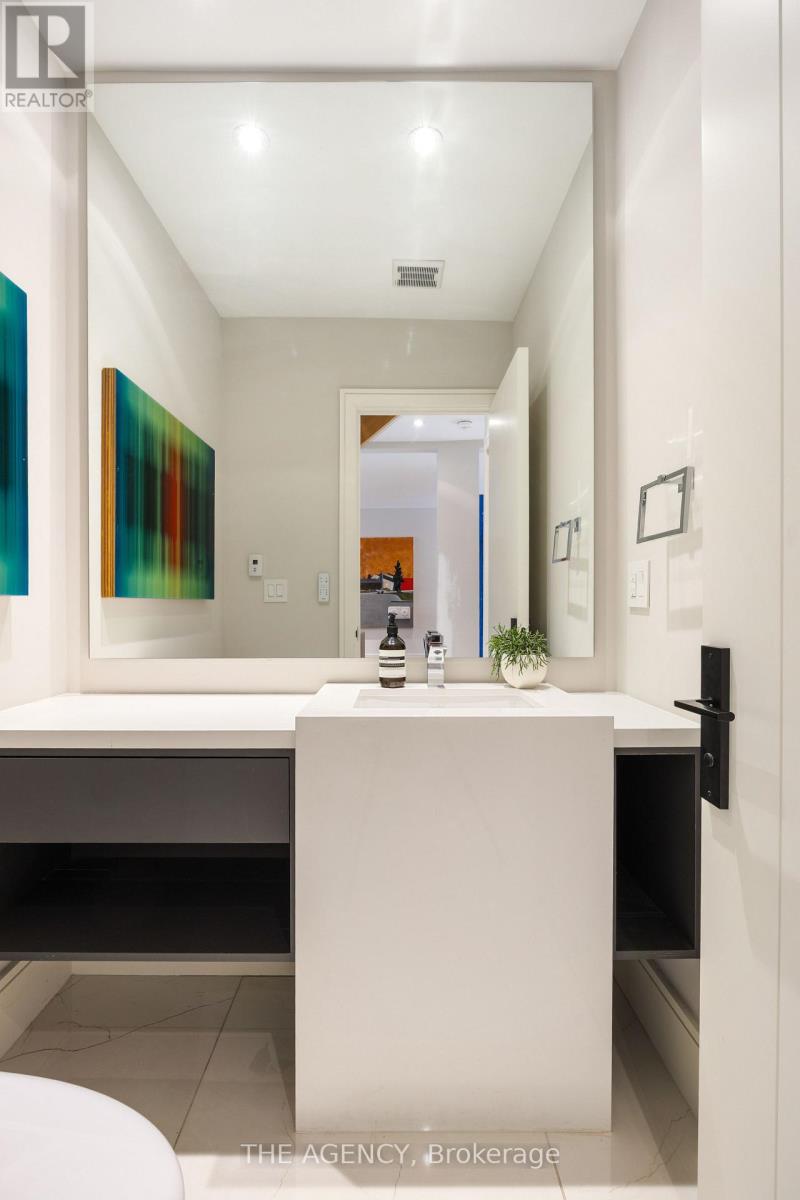 6 Hillholm Road, Toronto, Ontario  M5P 1M2 - Photo 7 - C12492534