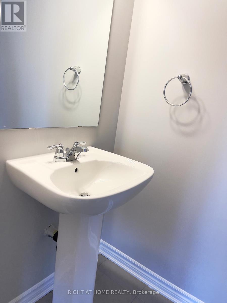 712 Lapland Private, Ottawa, Ontario  K2S 1B6 - Photo 5 - X12492636