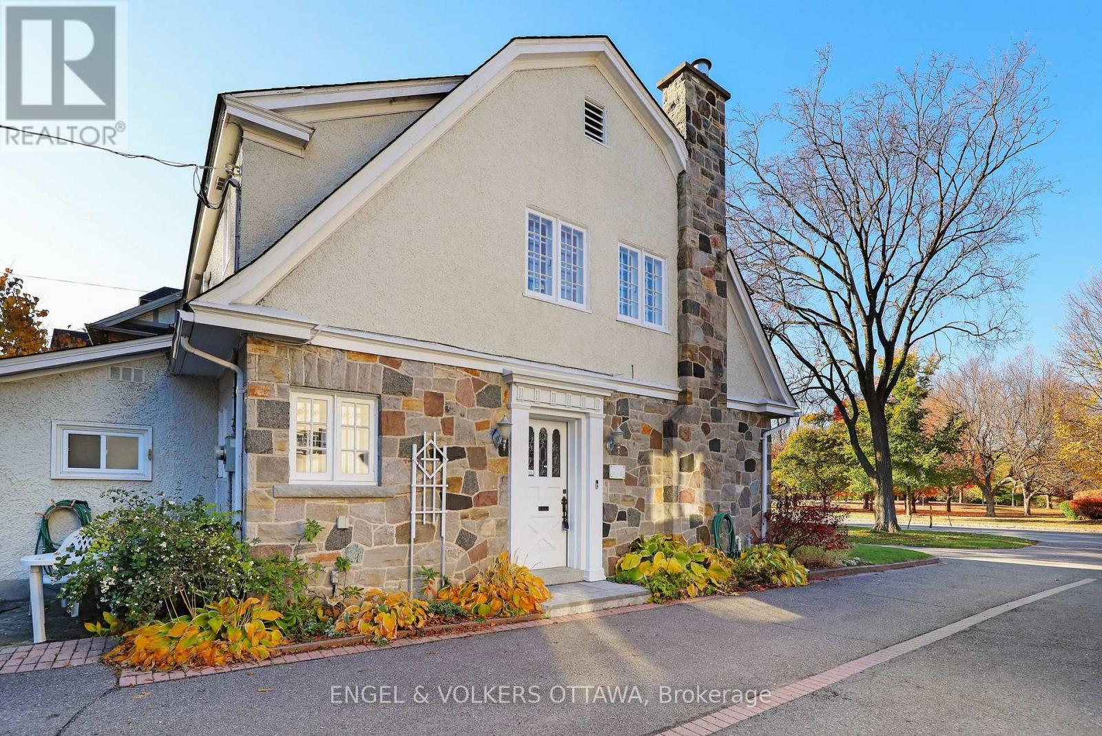 513 Island Park Drive S, Ottawa, Ontario  K1Y 0B4 - Photo 2 - X12492750