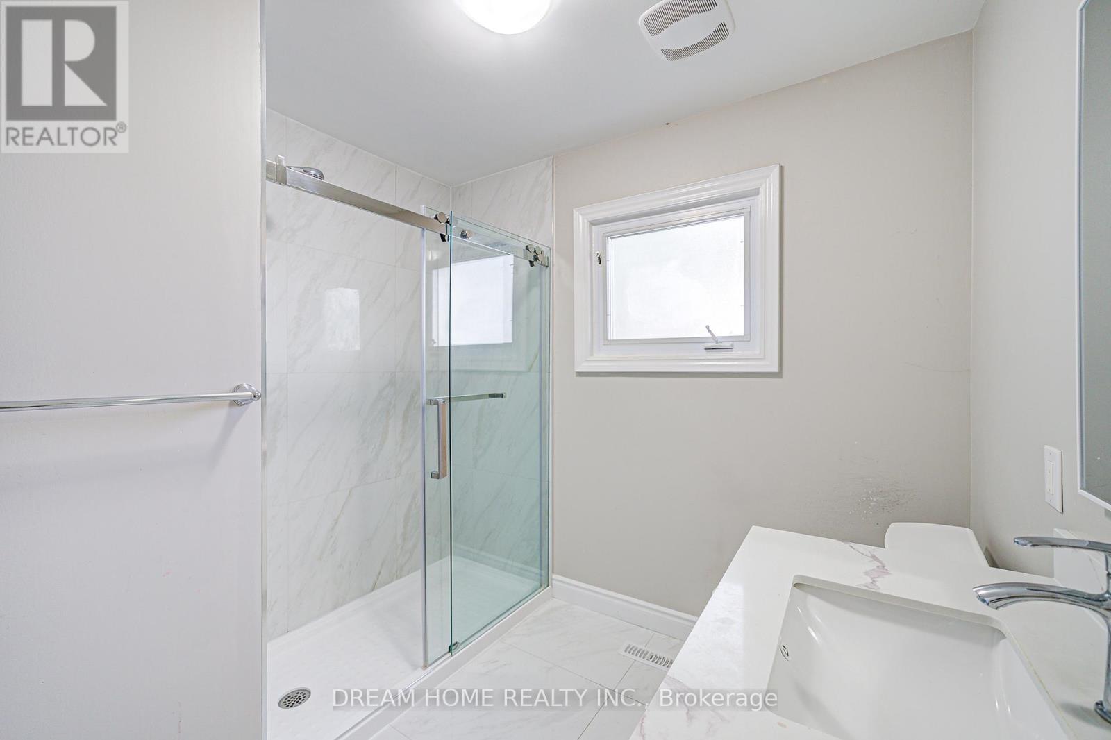 Lower - 98 Weldrick Road W, Richmond Hill, Ontario  L4C 3T8 - Photo 12 - N12492478