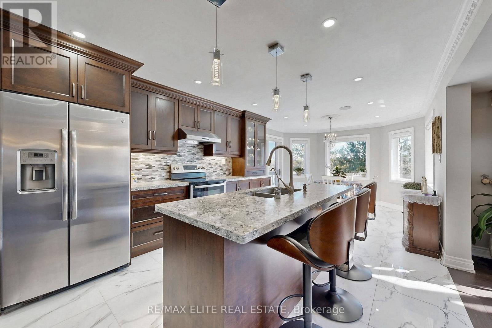 9 Island Lake Drive, Whitchurch-Stouffville, Ontario  L4A 3G7 - Photo 7 - N12489158