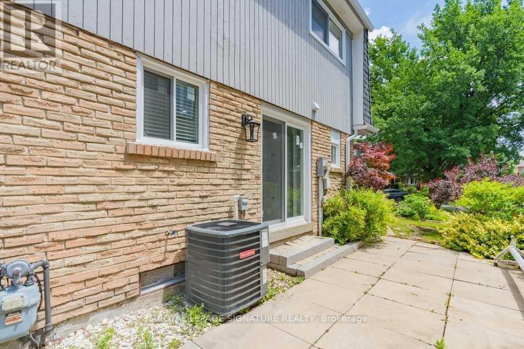 Main - 48 Lawndale Crescent, Brampton, Ontario  L6S 3L4 - Photo 13 - W12492418