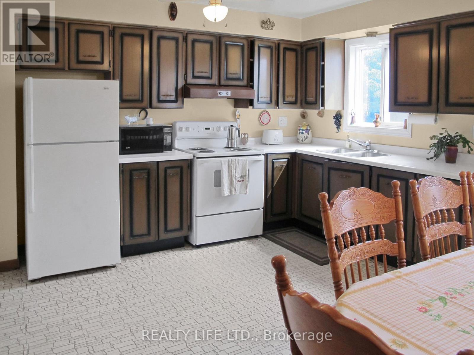 61 Cameron Avenue, Toronto, Ontario  M6M 1R1 - Photo 12 - W12492464