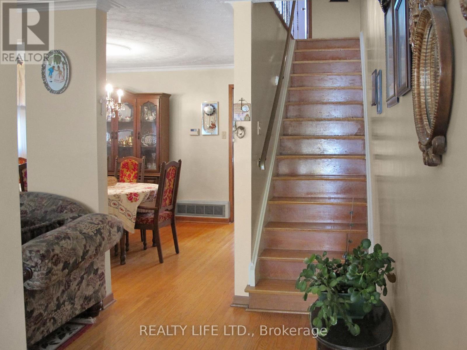 61 Cameron Avenue, Toronto, Ontario  M6M 1R1 - Photo 5 - W12492464