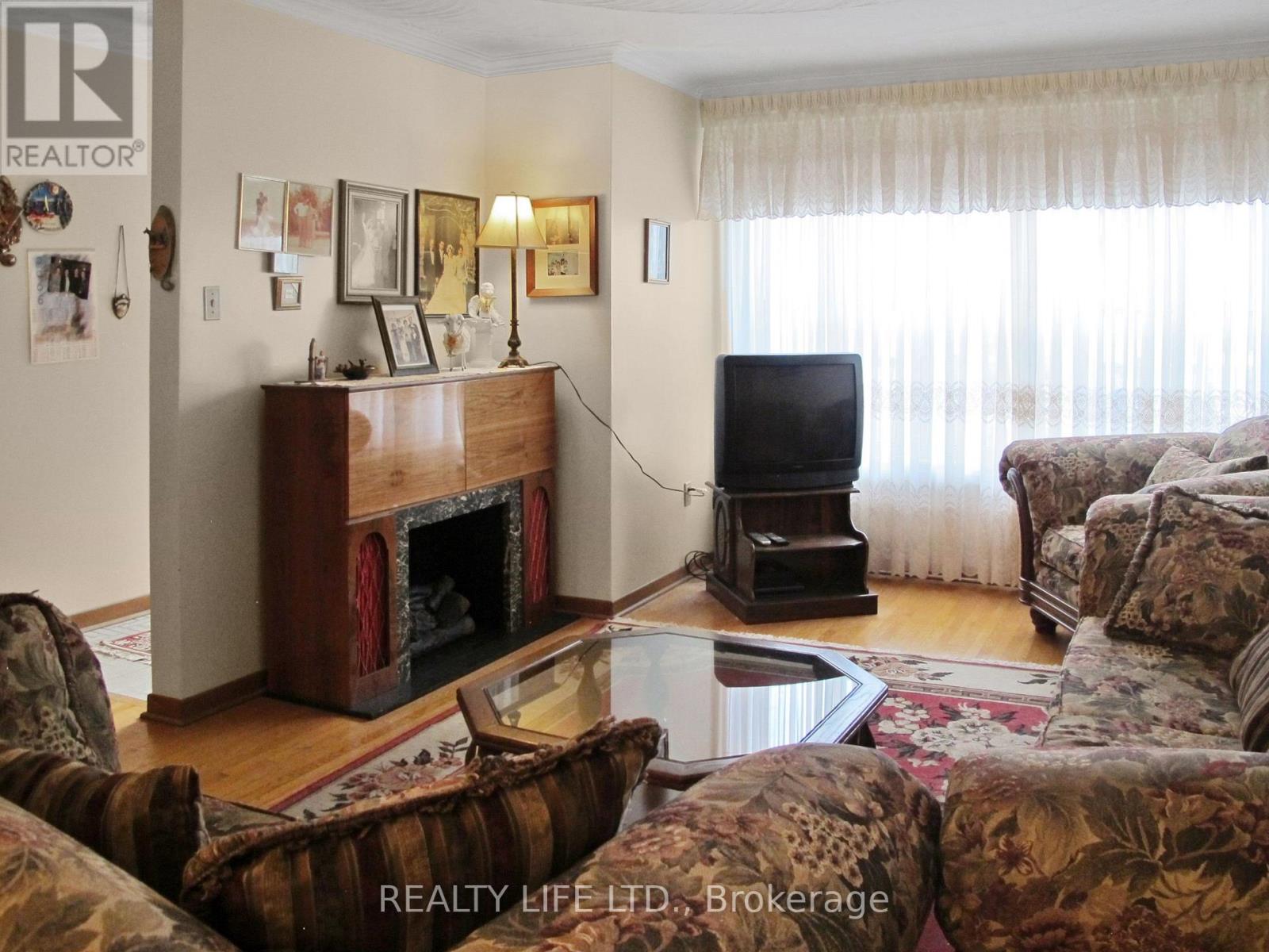 61 Cameron Avenue, Toronto, Ontario  M6M 1R1 - Photo 6 - W12492464