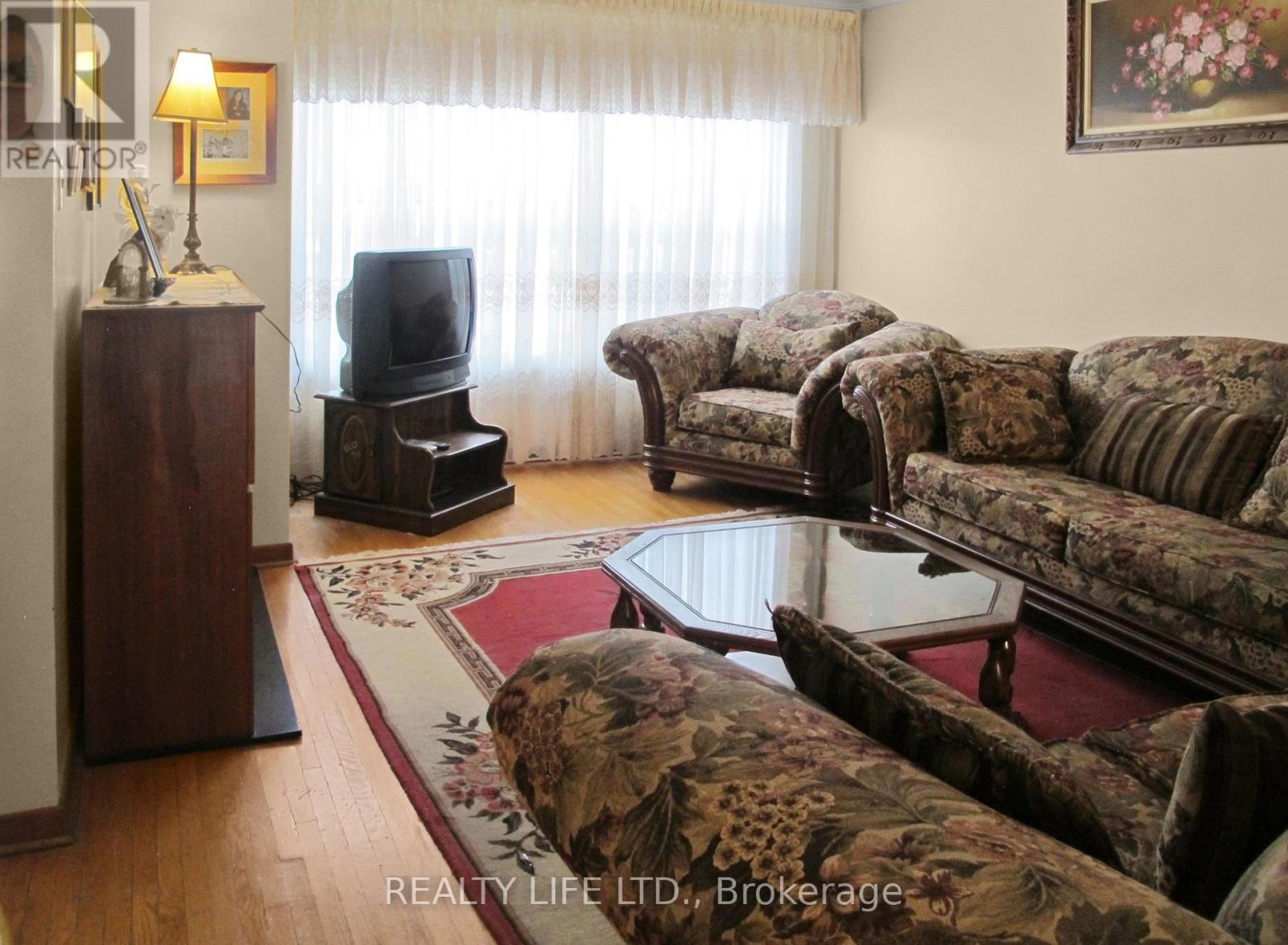 61 Cameron Avenue, Toronto, Ontario  M6M 1R1 - Photo 8 - W12492464