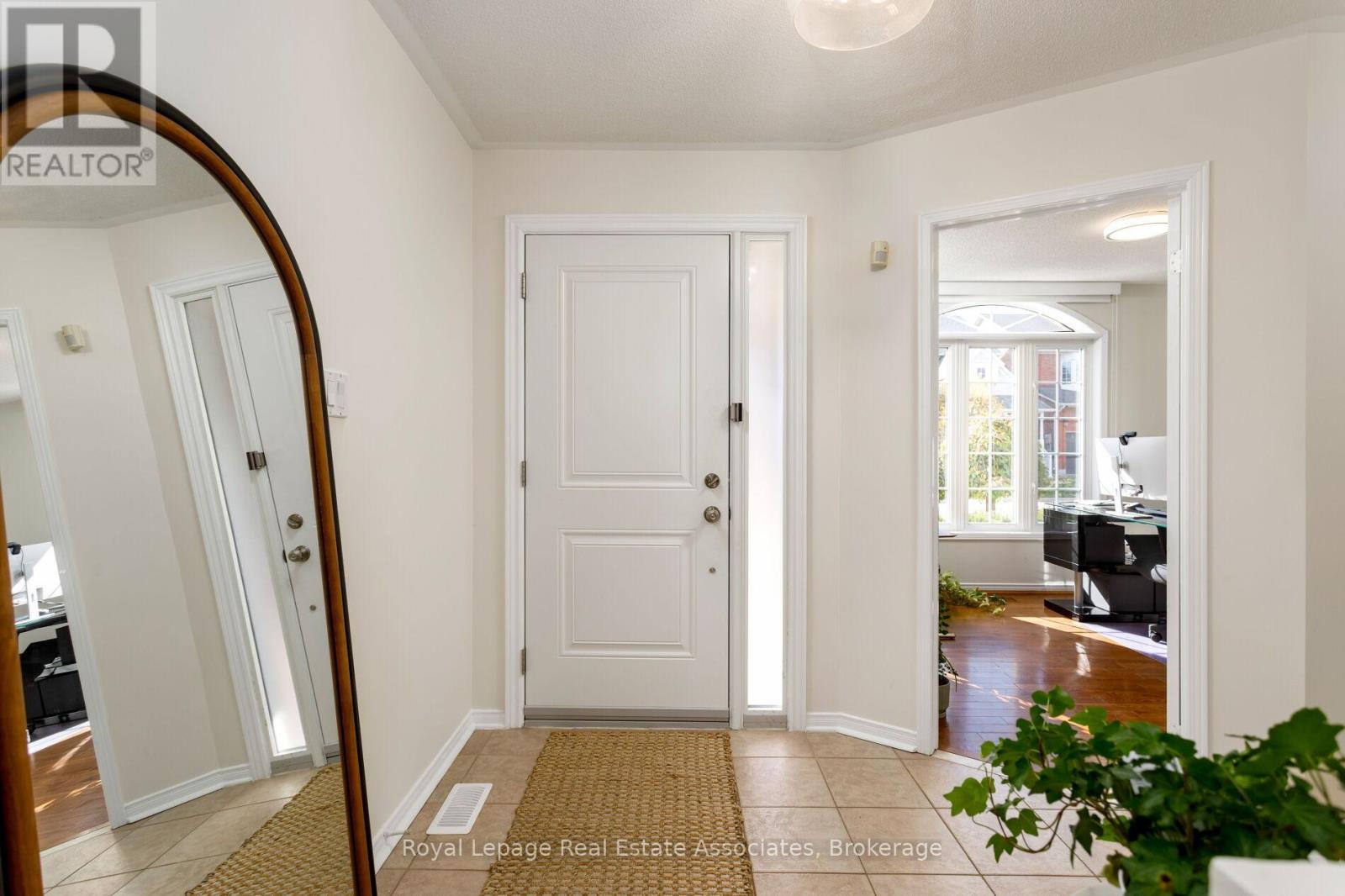 7081 Walworth Court, Mississauga, Ontario  L5N 7L4 - Photo 3 - W12492472