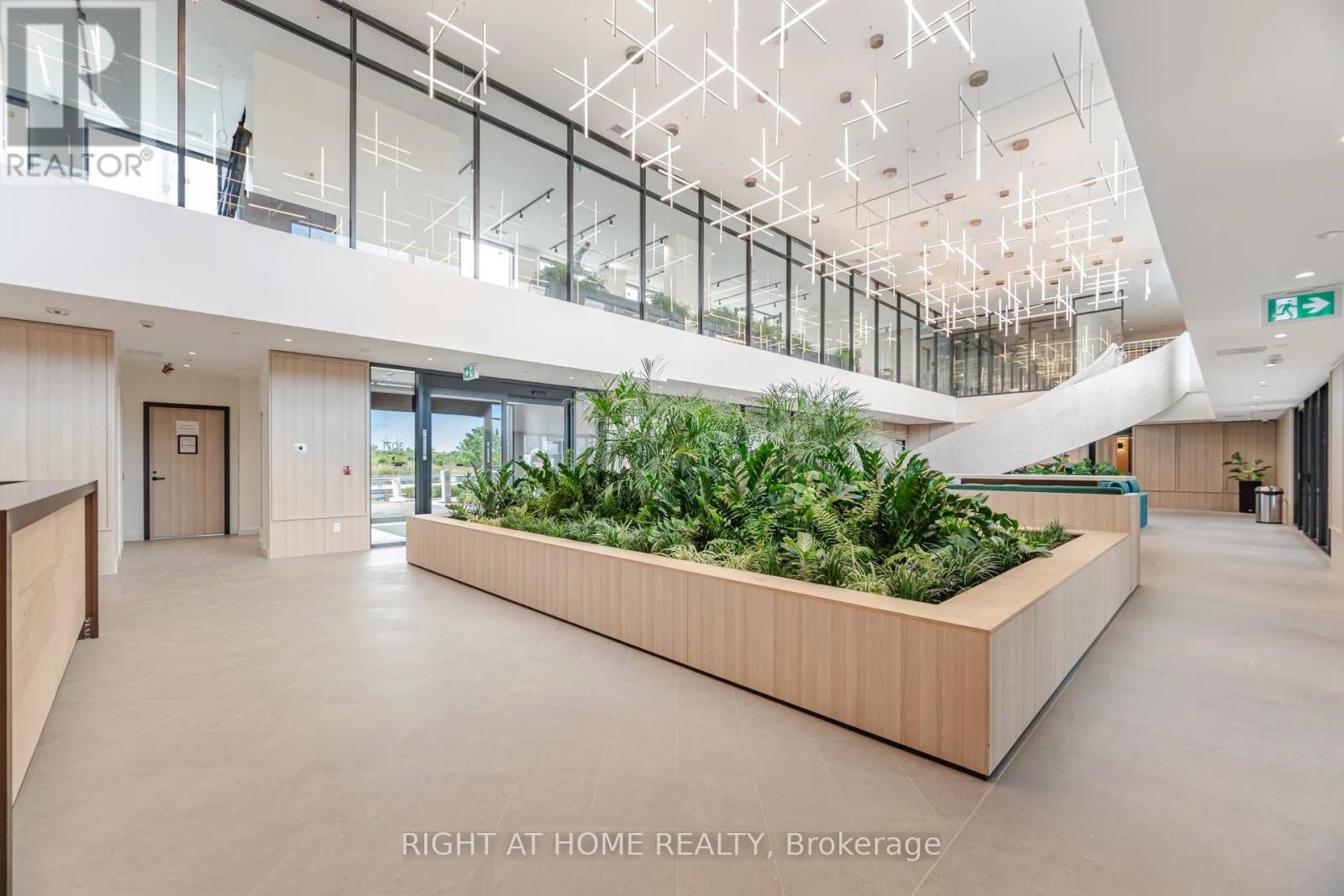 410 - 3071 Trafalgar Road, Oakville, Ontario  L6H 8C5 - Photo 4 - W12492494