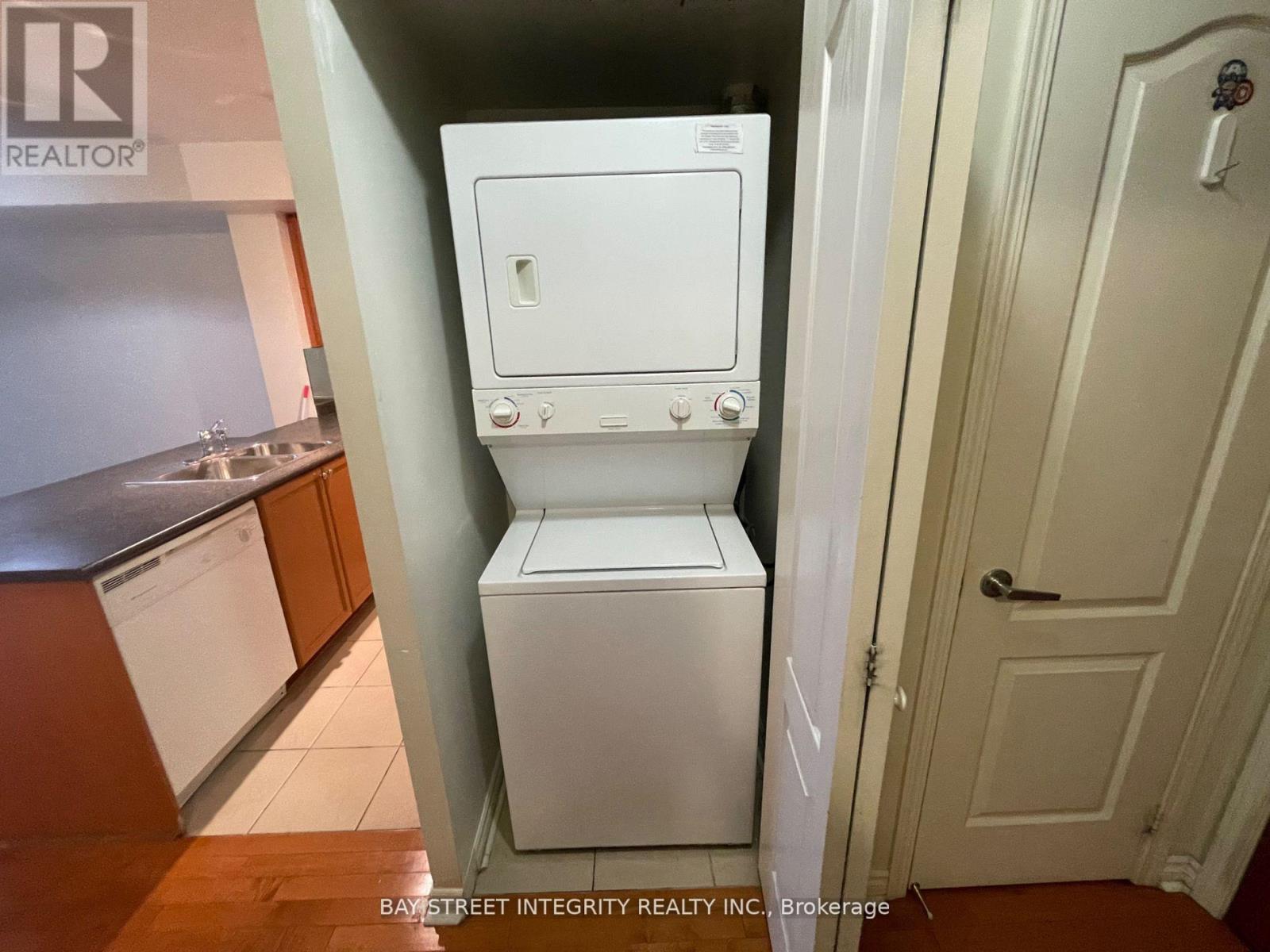 1010 - 1 Elm Drive, Mississauga, Ontario  L5B 4M1 - Photo 13 - W12492526