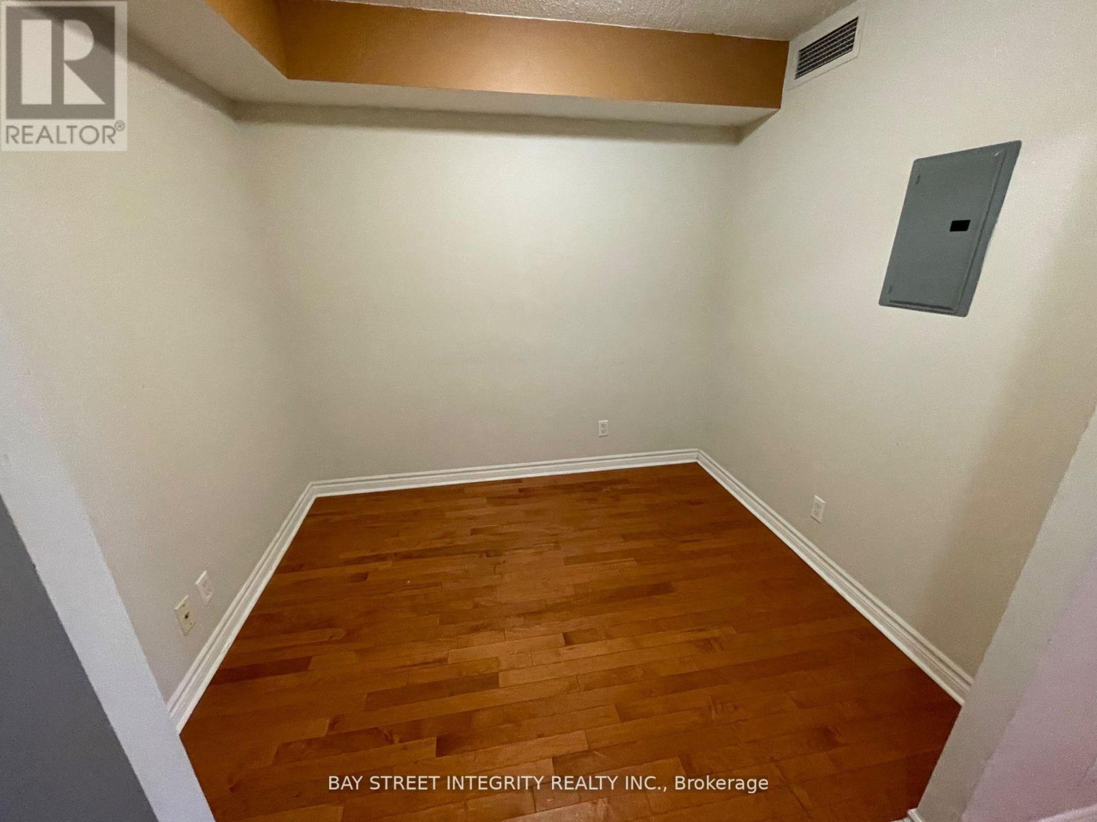 1010 - 1 Elm Drive, Mississauga, Ontario  L5B 4M1 - Photo 6 - W12492526