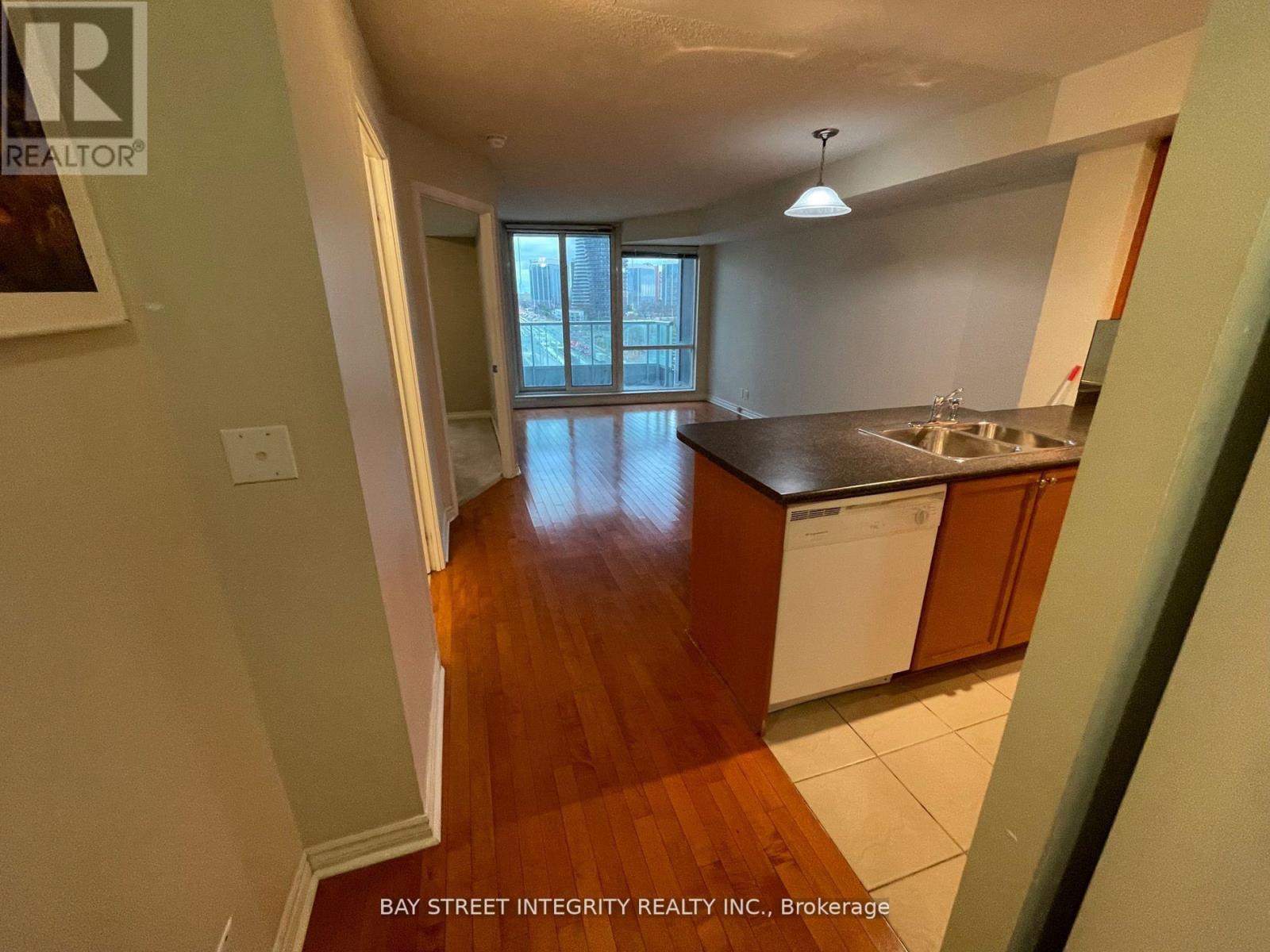 1010 - 1 Elm Drive, Mississauga, Ontario  L5B 4M1 - Photo 8 - W12492526