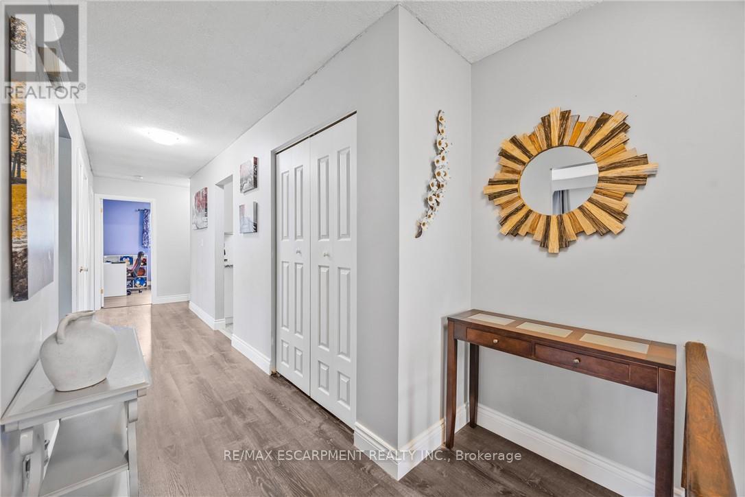 1196 Dowland Crescent, Burlington, Ontario  L7T 4C9 - Photo 10 - W12492548