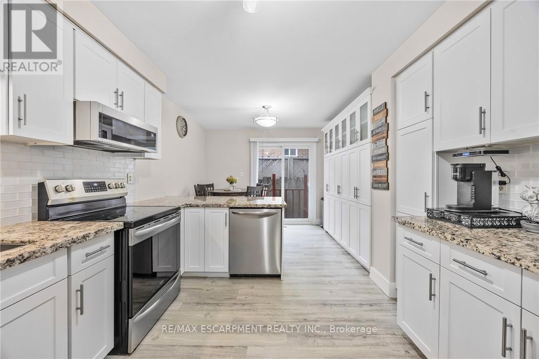 1196 Dowland Crescent, Burlington, Ontario  L7T 4C9 - Photo 11 - W12492548