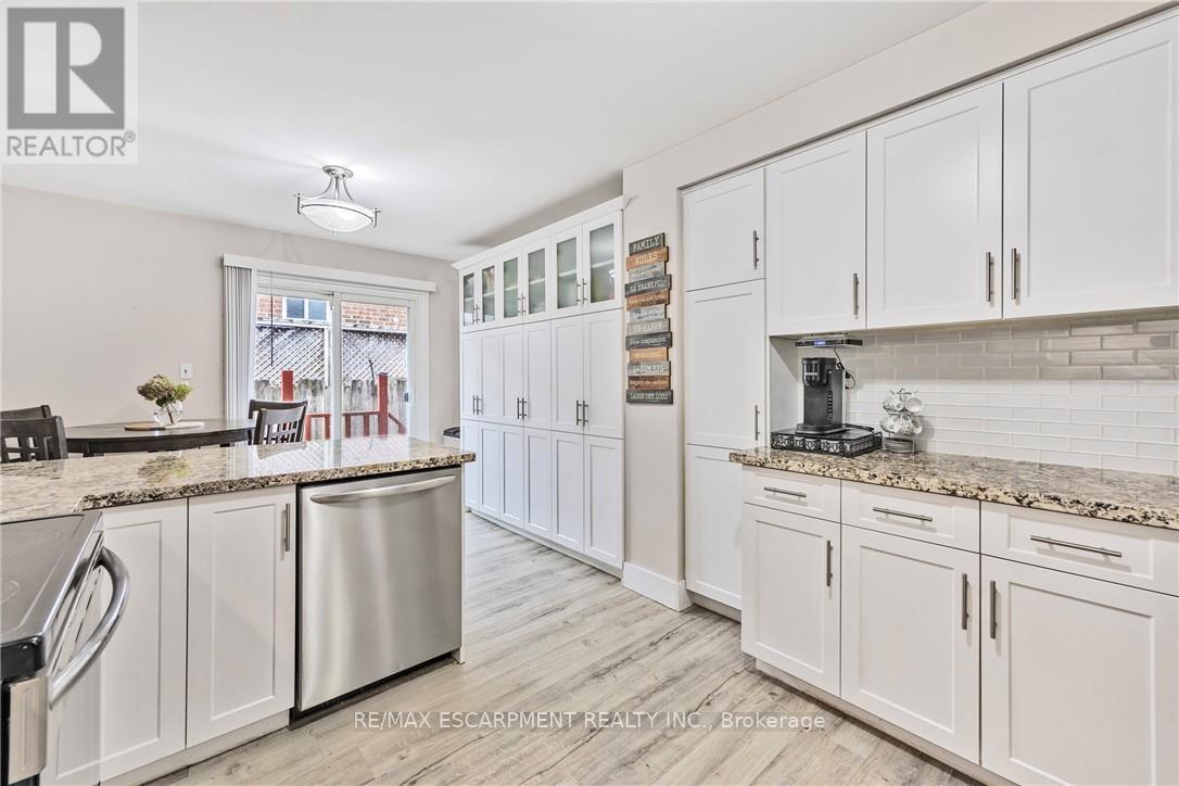 1196 Dowland Crescent, Burlington, Ontario  L7T 4C9 - Photo 17 - W12492548