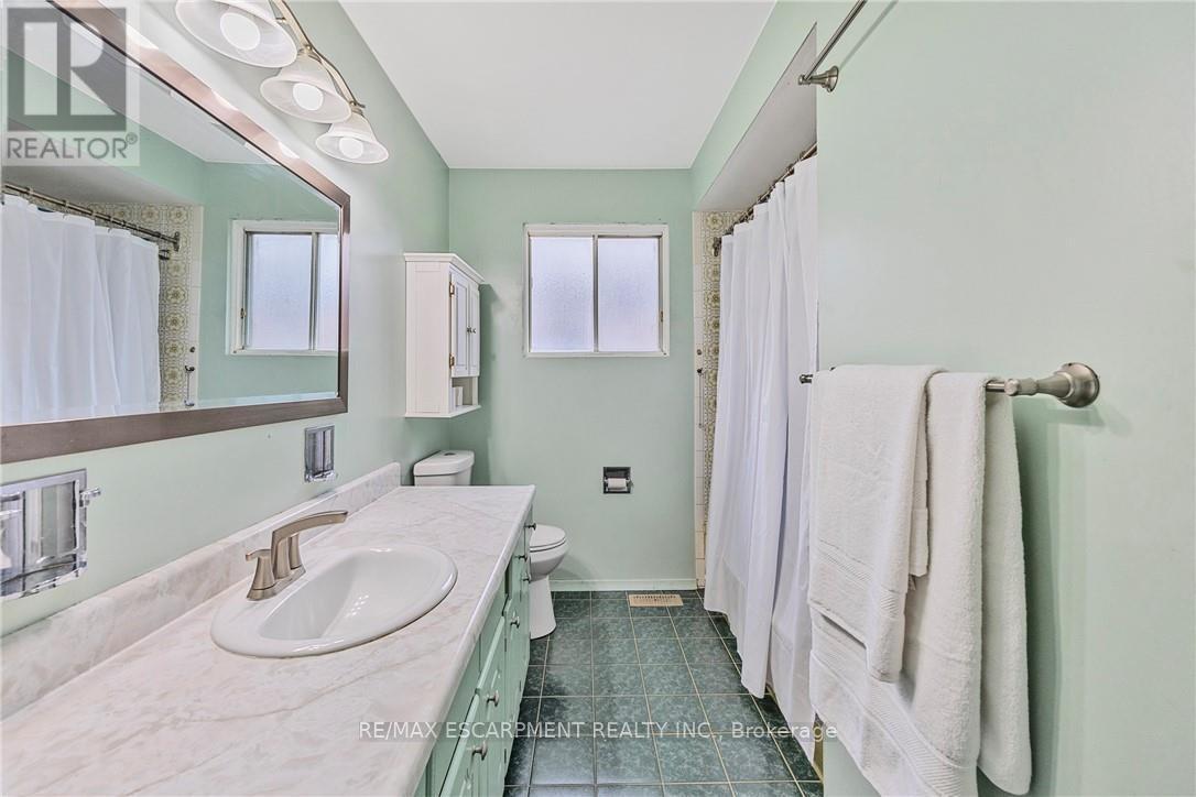 1196 Dowland Crescent, Burlington, Ontario  L7T 4C9 - Photo 18 - W12492548