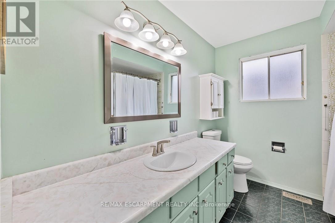 1196 Dowland Crescent, Burlington, Ontario  L7T 4C9 - Photo 19 - W12492548