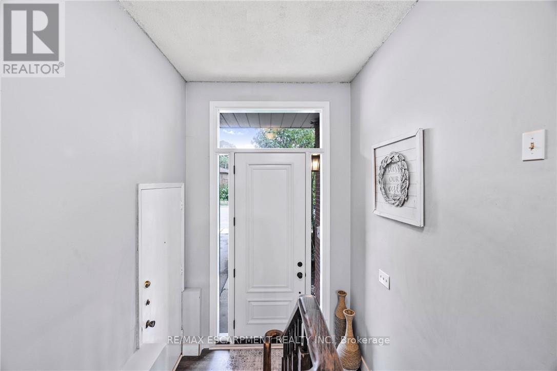 1196 Dowland Crescent, Burlington, Ontario  L7T 4C9 - Photo 4 - W12492548