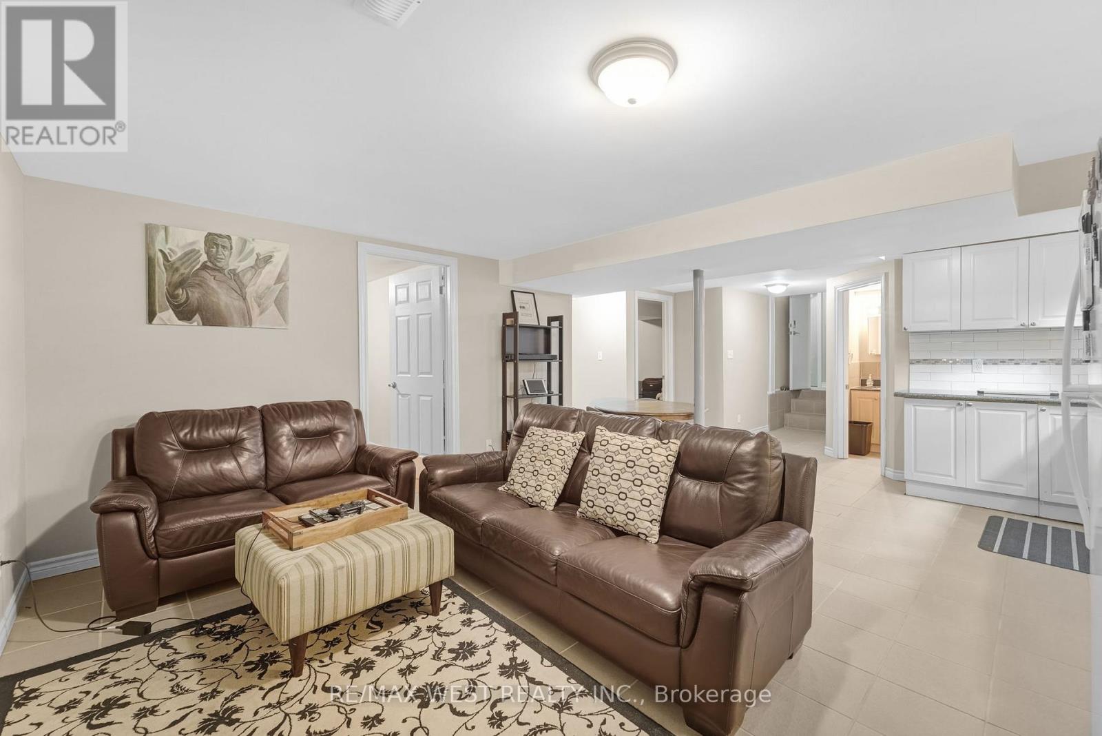 2388 Carlanne Place, Mississauga, Ontario  L5C 3C8 - Photo 14 - W12481344