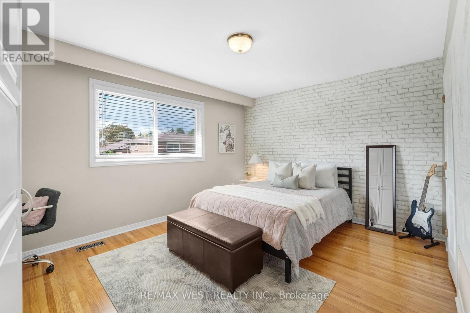 2388 Carlanne Place, Mississauga, Ontario  L5C 3C8 - Photo 13 - W12481344