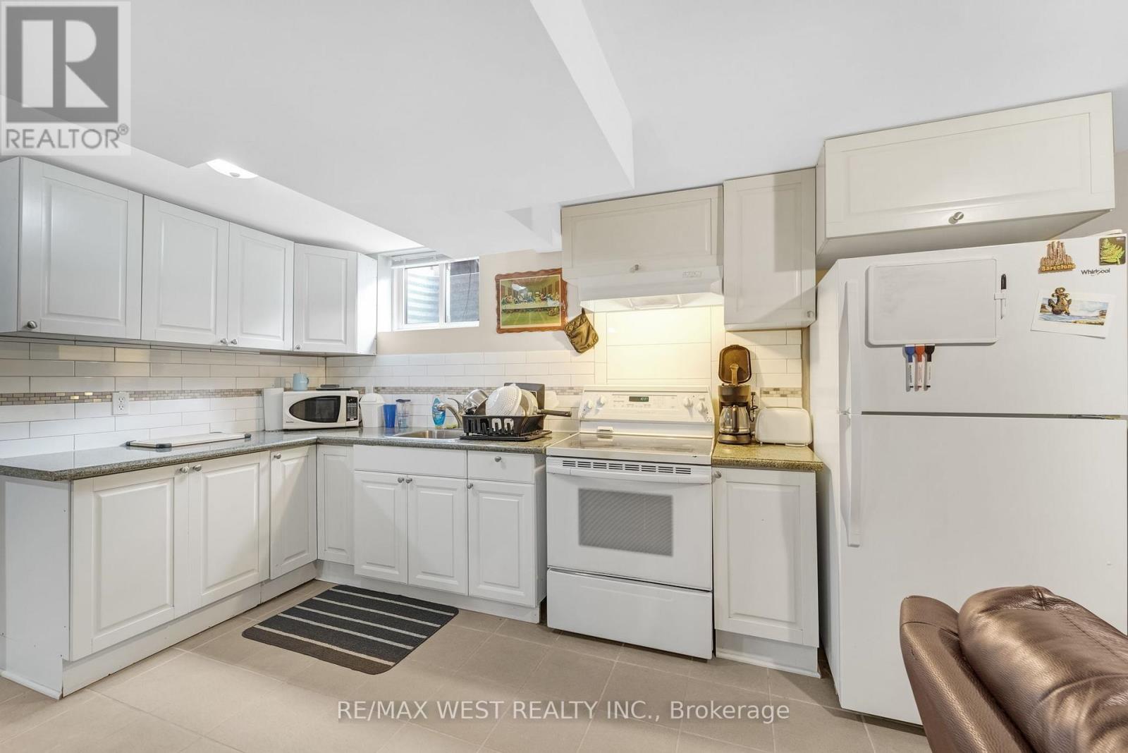 2388 Carlanne Place, Mississauga, Ontario  L5C 3C8 - Photo 15 - W12481344