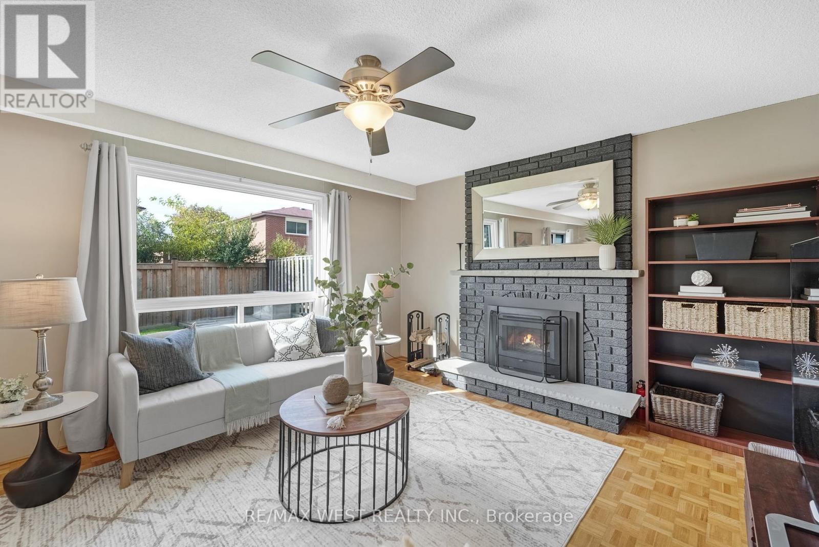 2388 Carlanne Place, Mississauga, Ontario  L5C 3C8 - Photo 3 - W12481344