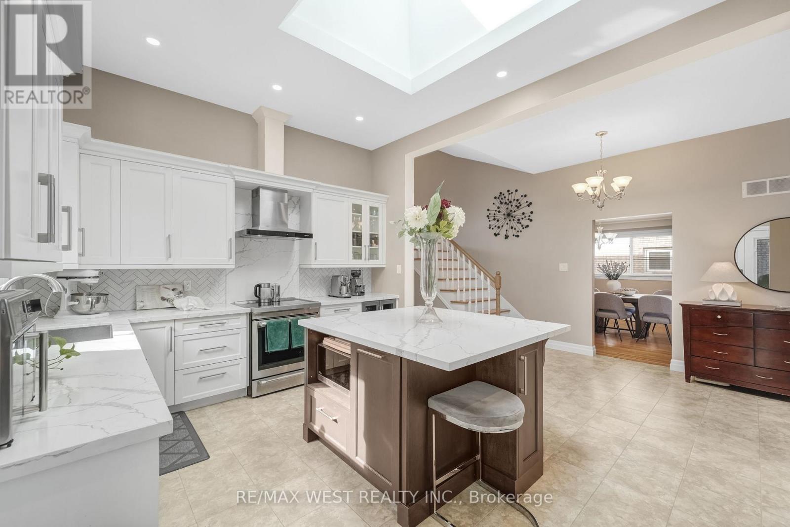 2388 Carlanne Place, Mississauga, Ontario  L5C 3C8 - Photo 9 - W12481344