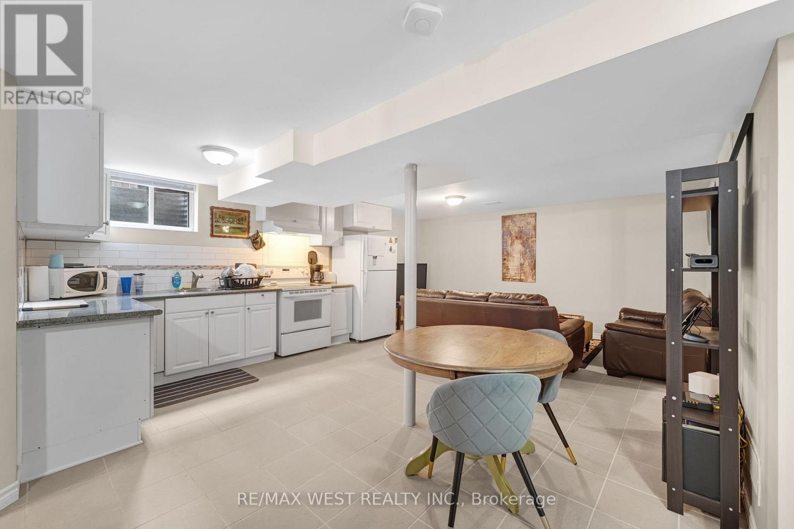 2388 Carlanne Place, Mississauga, Ontario  L5C 3C8 - Photo 16 - W12481344