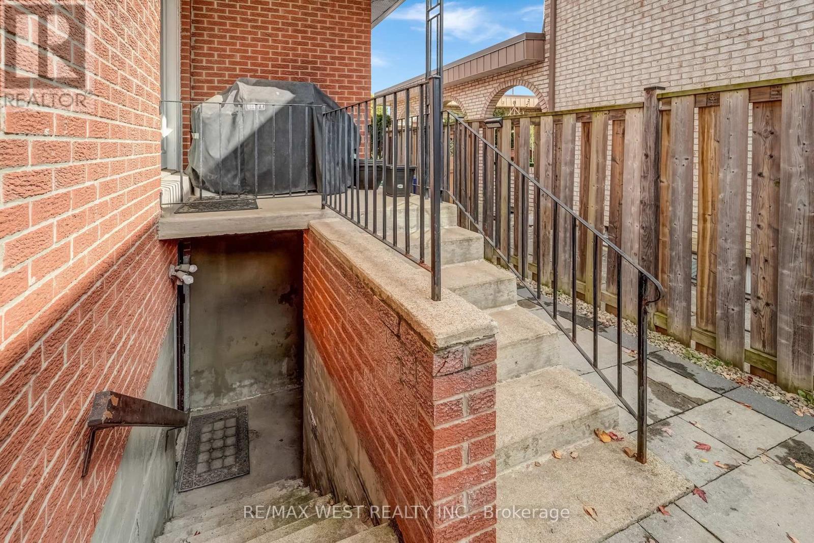 2388 Carlanne Place, Mississauga, Ontario  L5C 3C8 - Photo 20 - W12481344