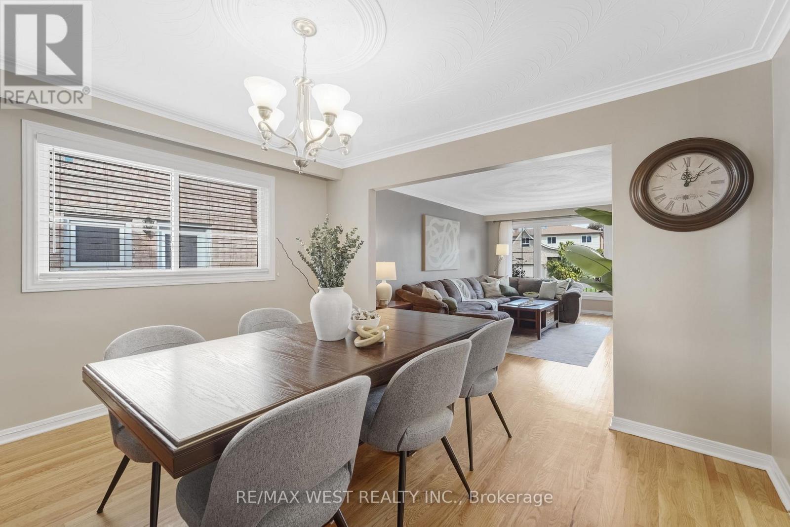 2388 Carlanne Place, Mississauga, Ontario  L5C 3C8 - Photo 6 - W12481344