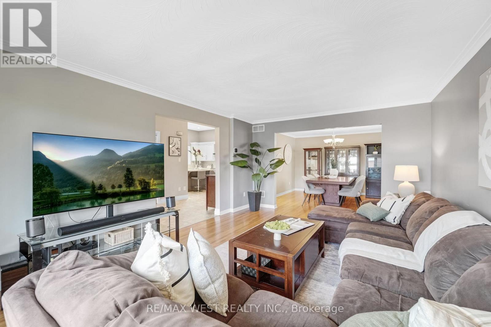 2388 Carlanne Place, Mississauga, Ontario  L5C 3C8 - Photo 4 - W12481344