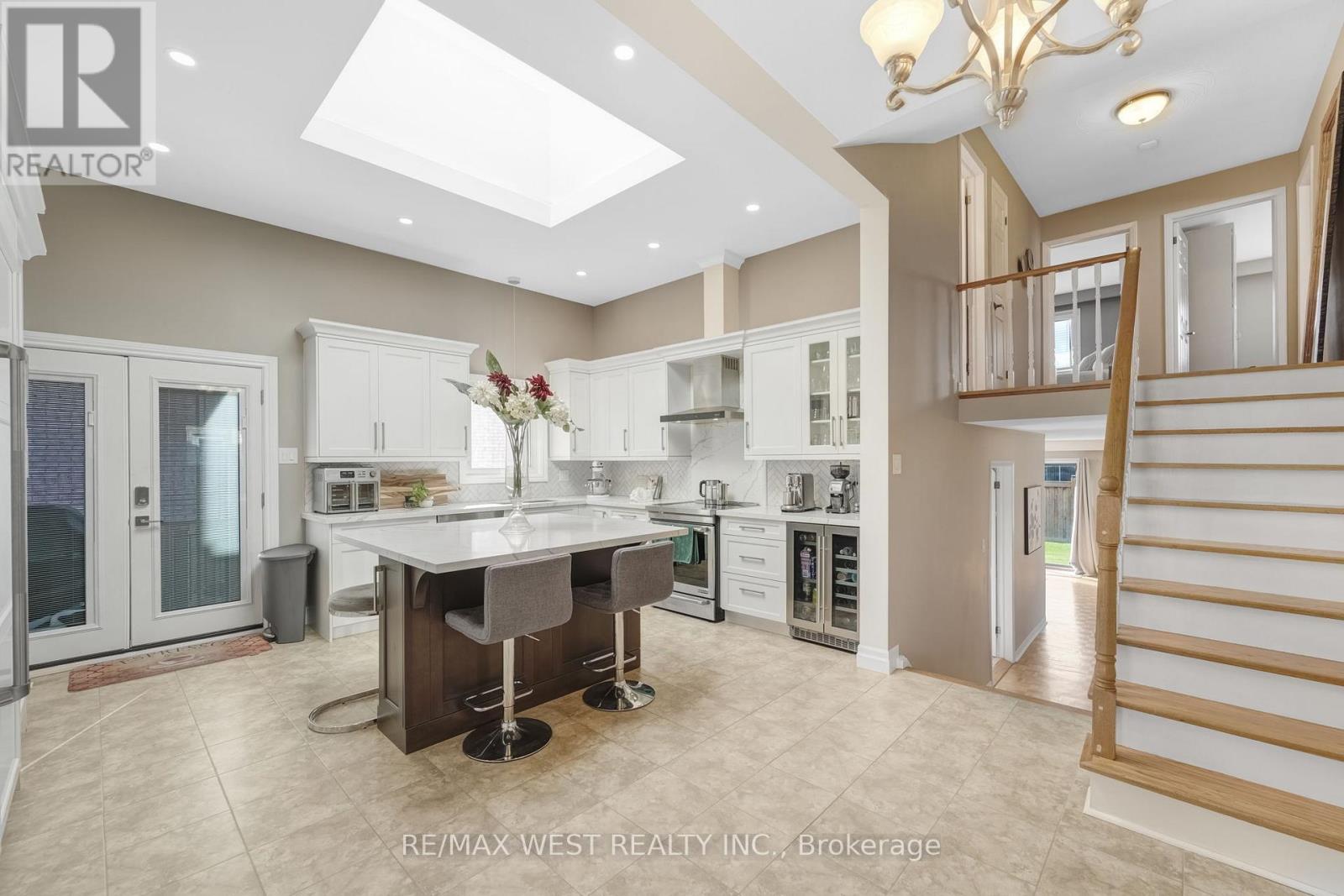 2388 Carlanne Place, Mississauga, Ontario  L5C 3C8 - Photo 7 - W12481344