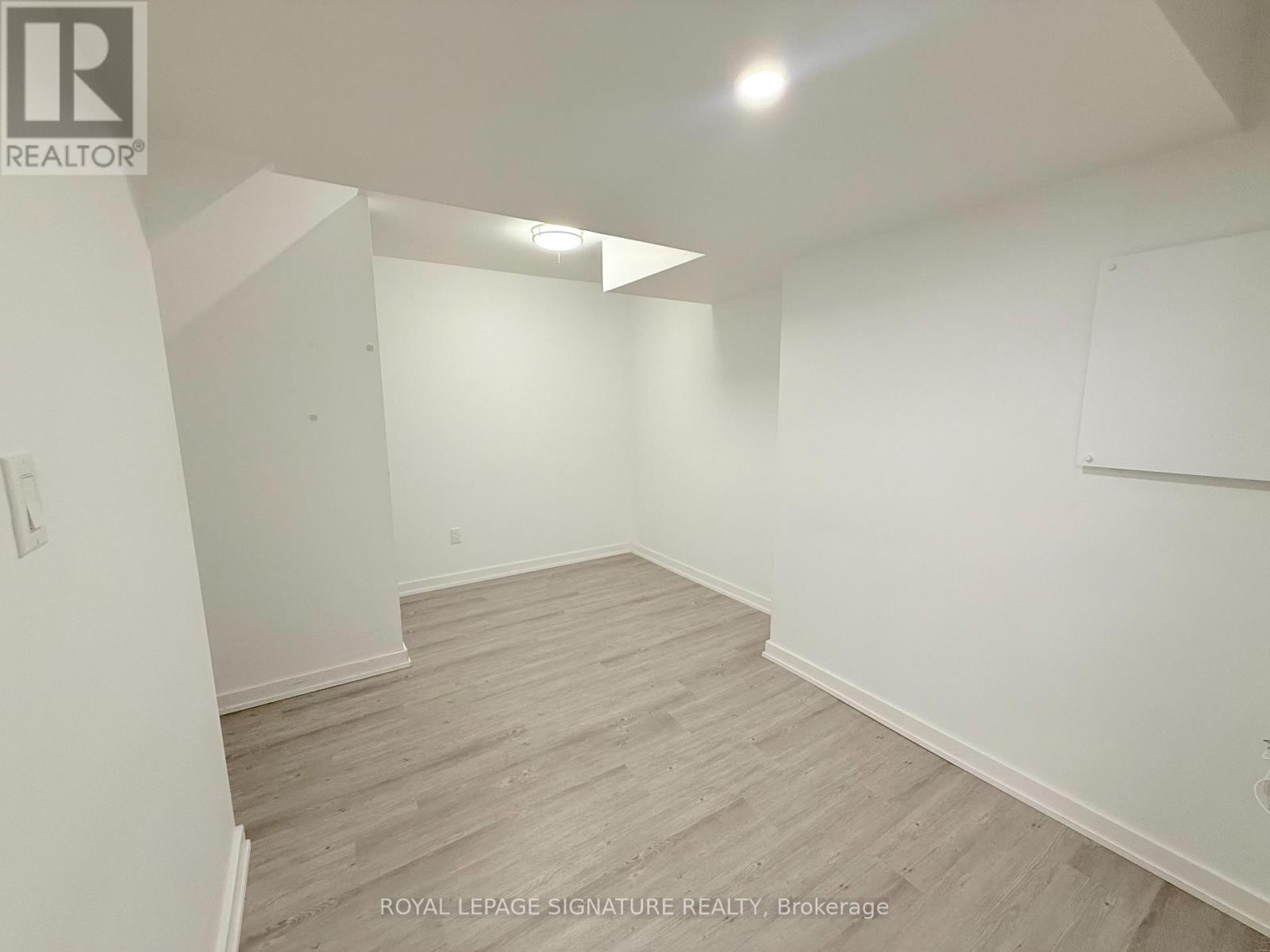 Lower - 38 Burnhamthorpe Road W, Oakville, Ontario  L6M 4K4 - Photo 2 - W12486857