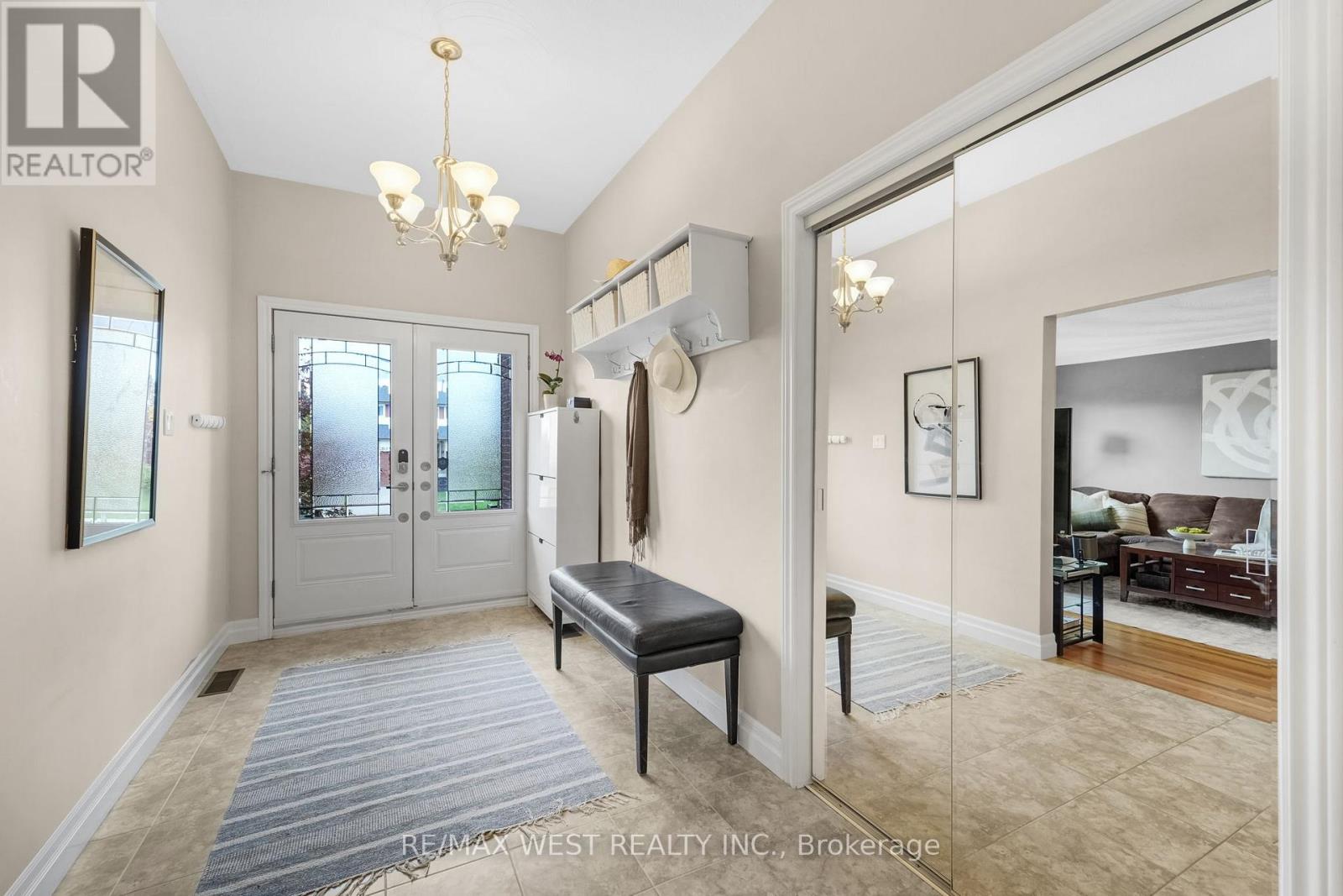 2388 Carlanne Place, Mississauga, Ontario  L5C 3C8 - Photo 2 - W12481344