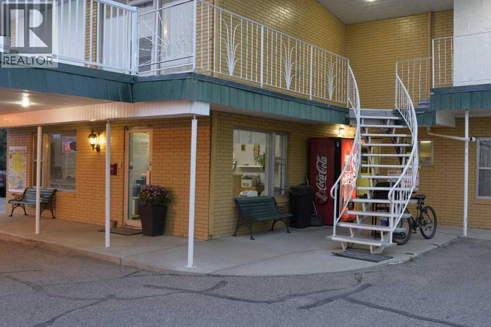 855 Gershaw Drive Sw, Medicine Hat, Alberta  T1A 7Y3 - Photo 4 - A2243379