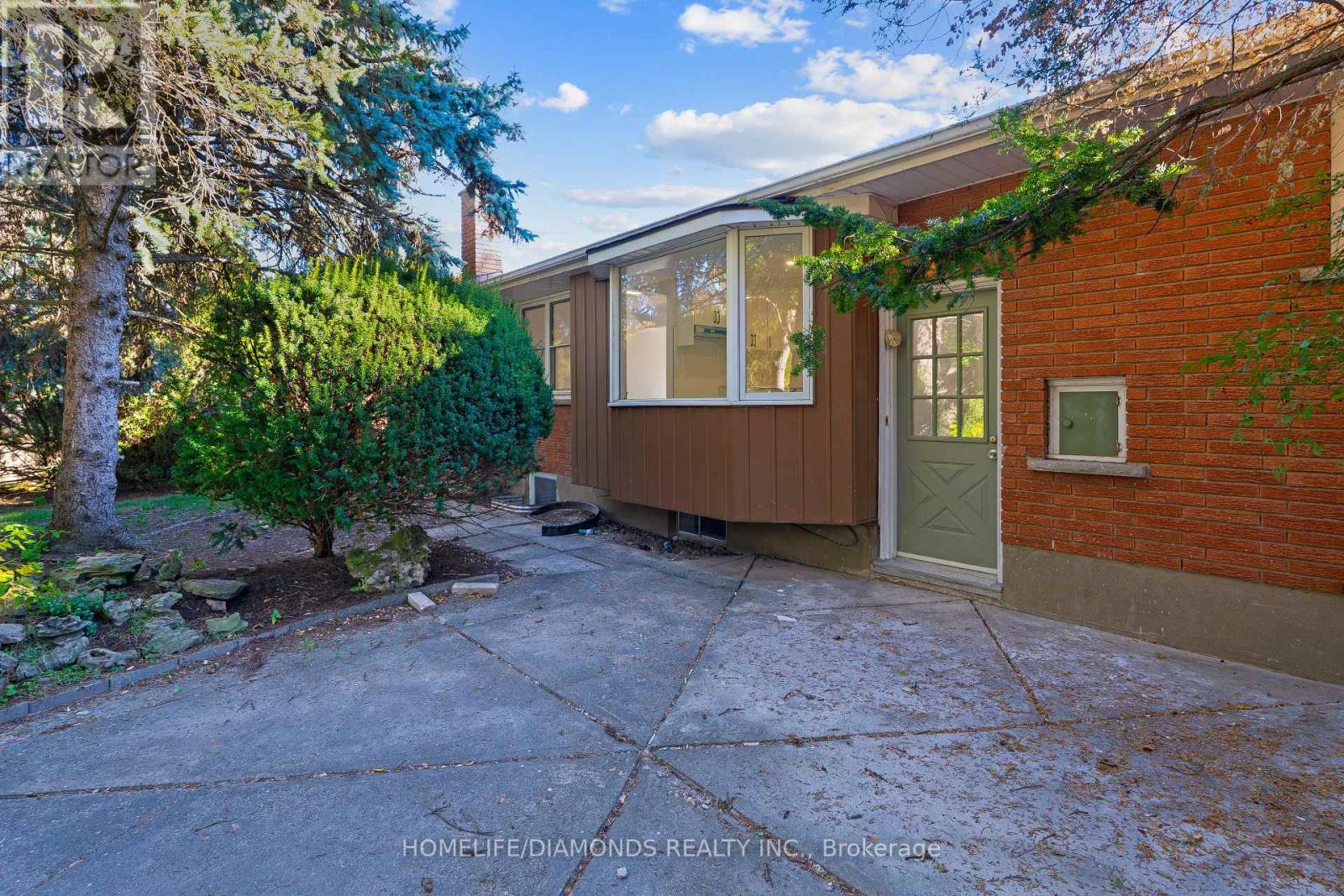 Upper - 17 Old Coach Road, St. Catharines, Ontario  L2N 2P4 - Photo 37 - X12487658