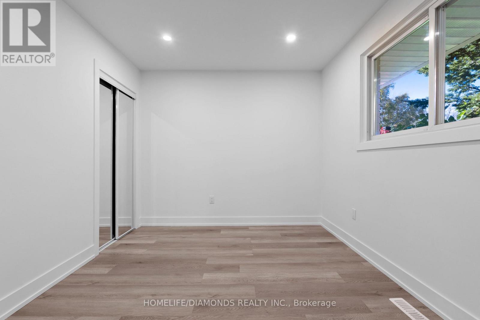 Upper - 17 Old Coach Road, St. Catharines, Ontario  L2N 2P4 - Photo 34 - X12487658