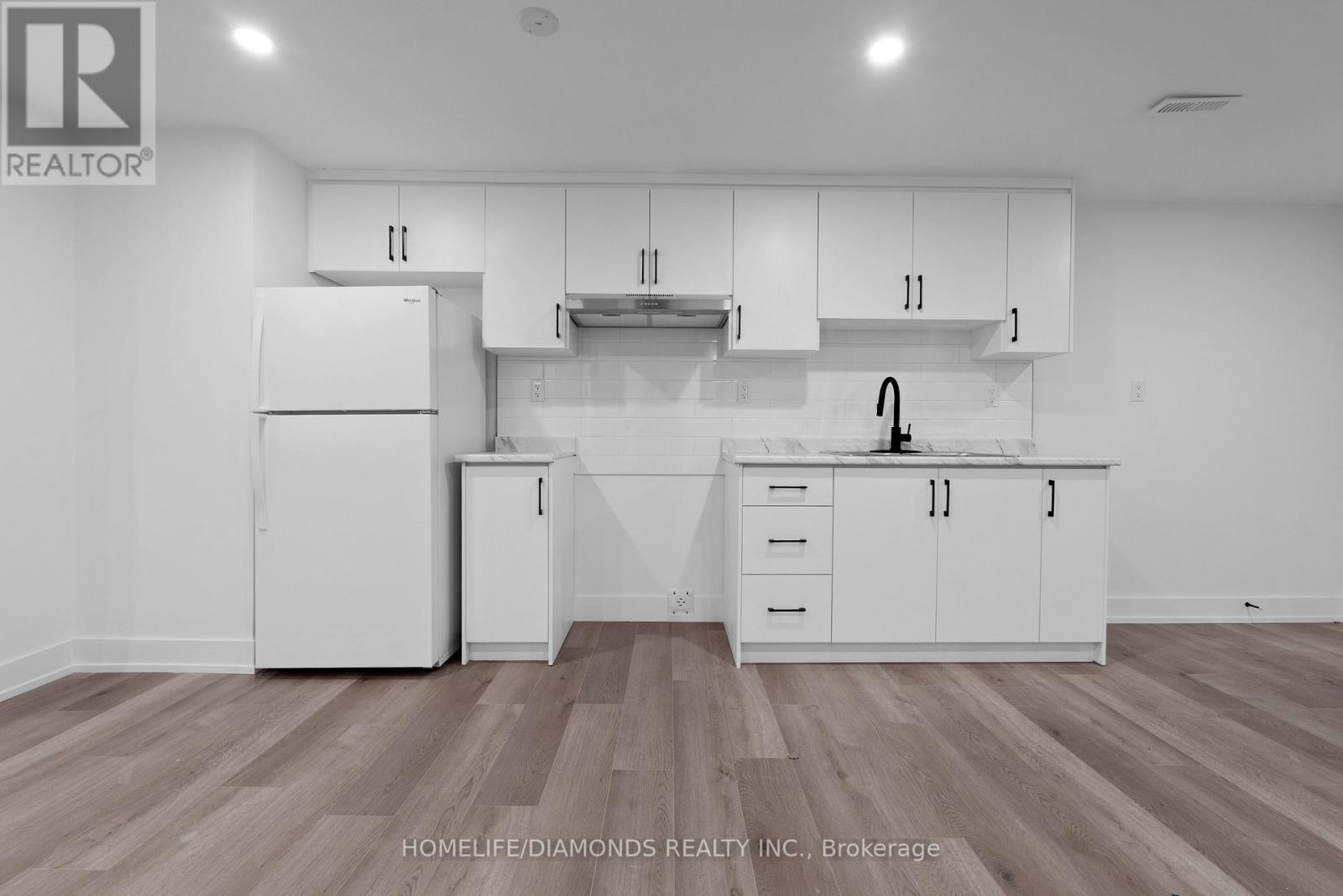 Lower - 17 Old Coach Road, St. Catharines, Ontario  L2N 2P4 - Photo 9 - X12488604