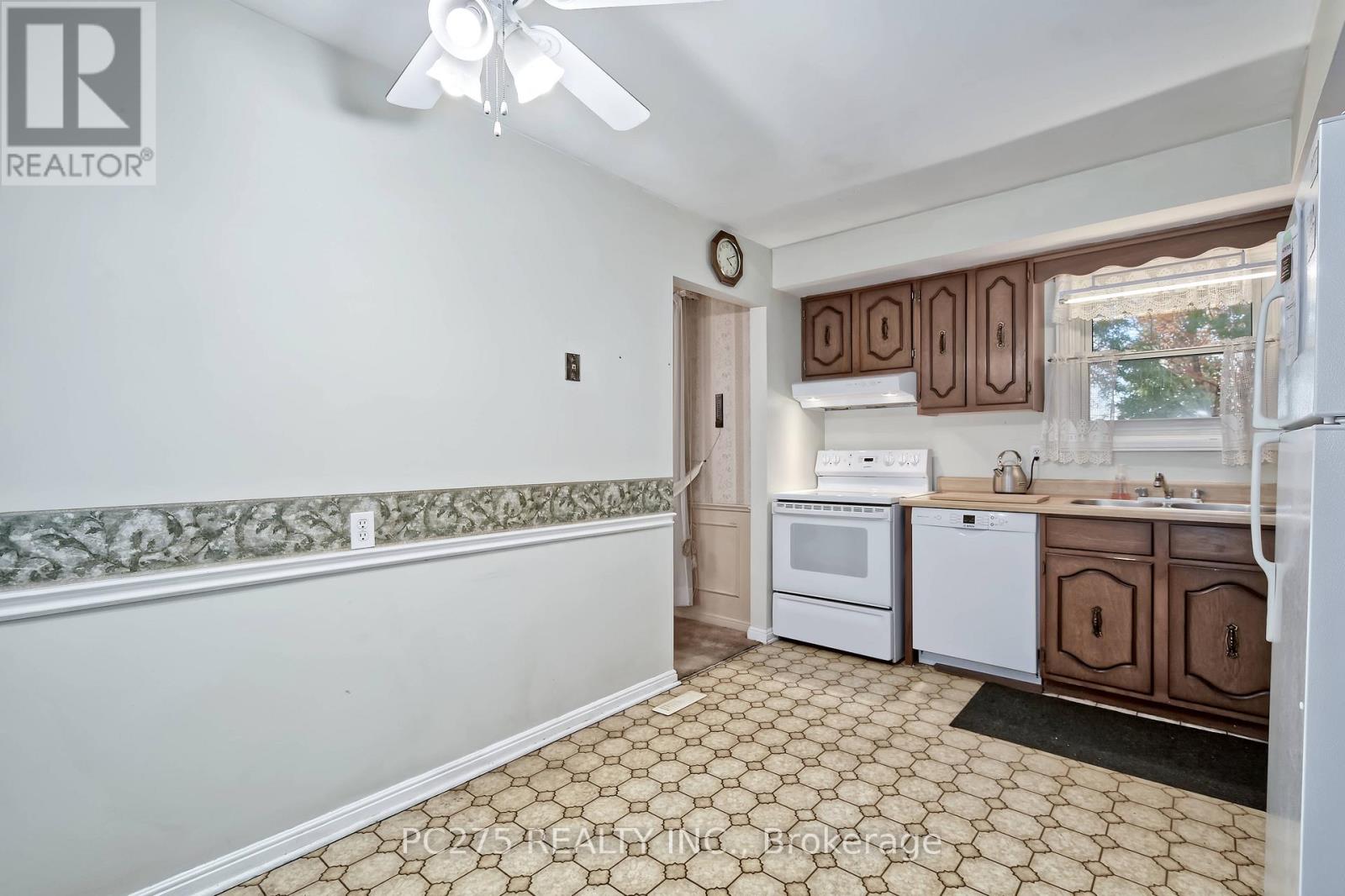 34 Thackerey Place, London North, Ontario  N6G 3E7 - Photo 13 - X12492444