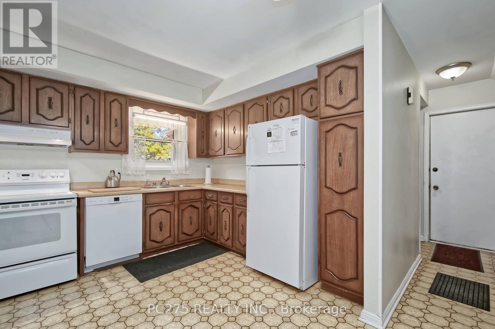 34 Thackerey Place, London North, Ontario  N6G 3E7 - Photo 14 - X12492444