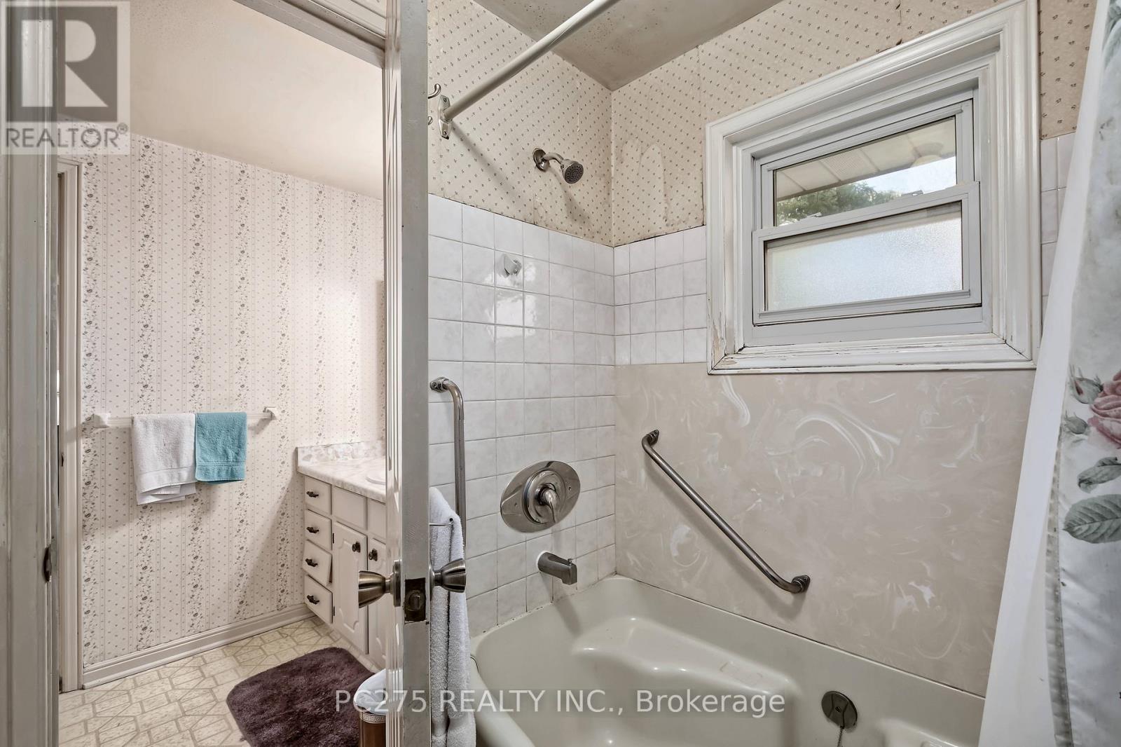 34 Thackerey Place, London North, Ontario  N6G 3E7 - Photo 22 - X12492444