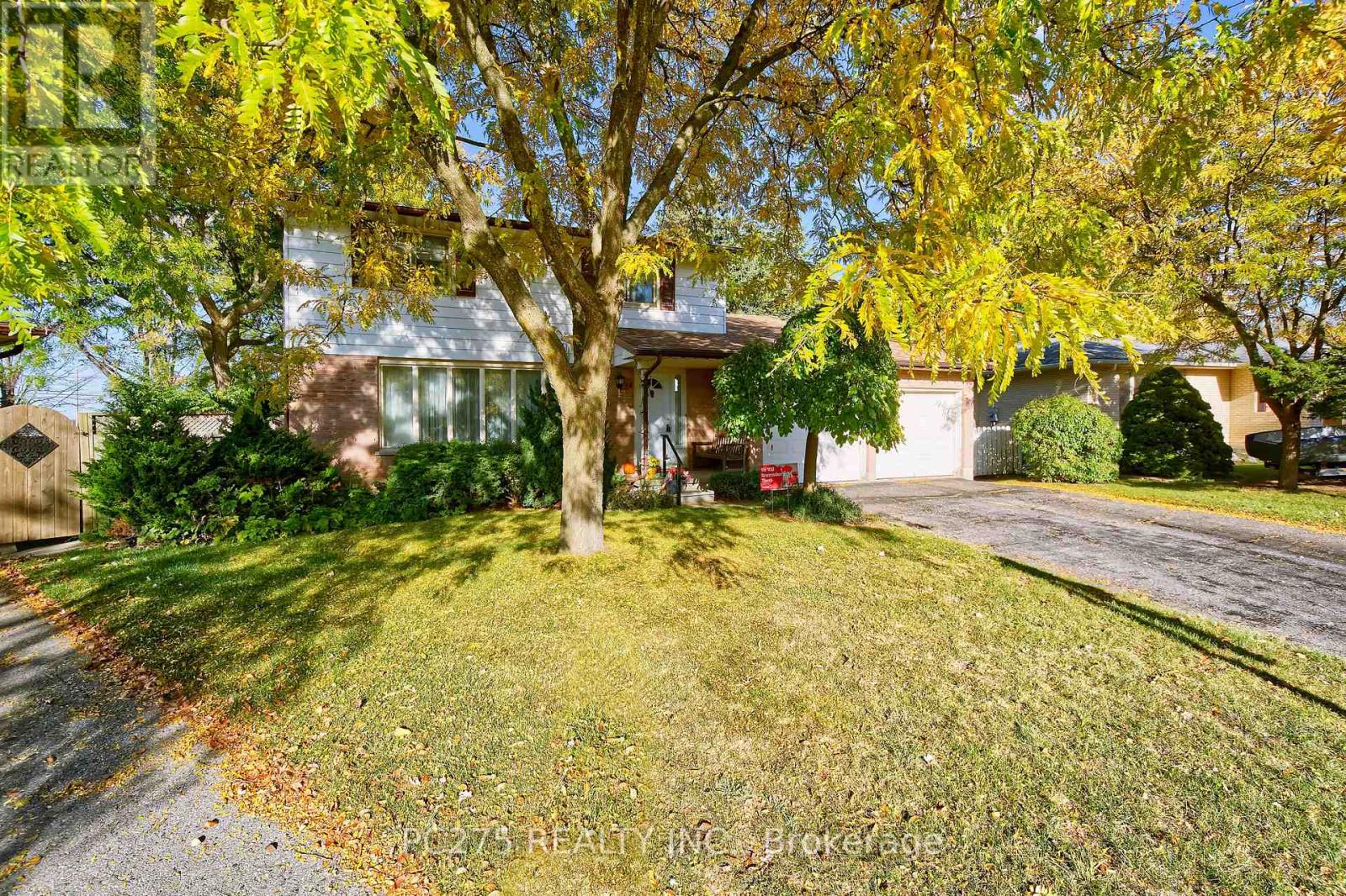 34 Thackerey Place, London North, Ontario  N6G 3E7 - Photo 3 - X12492444