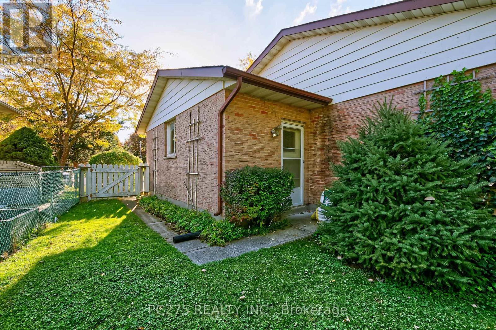 34 Thackerey Place, London North, Ontario  N6G 3E7 - Photo 37 - X12492444