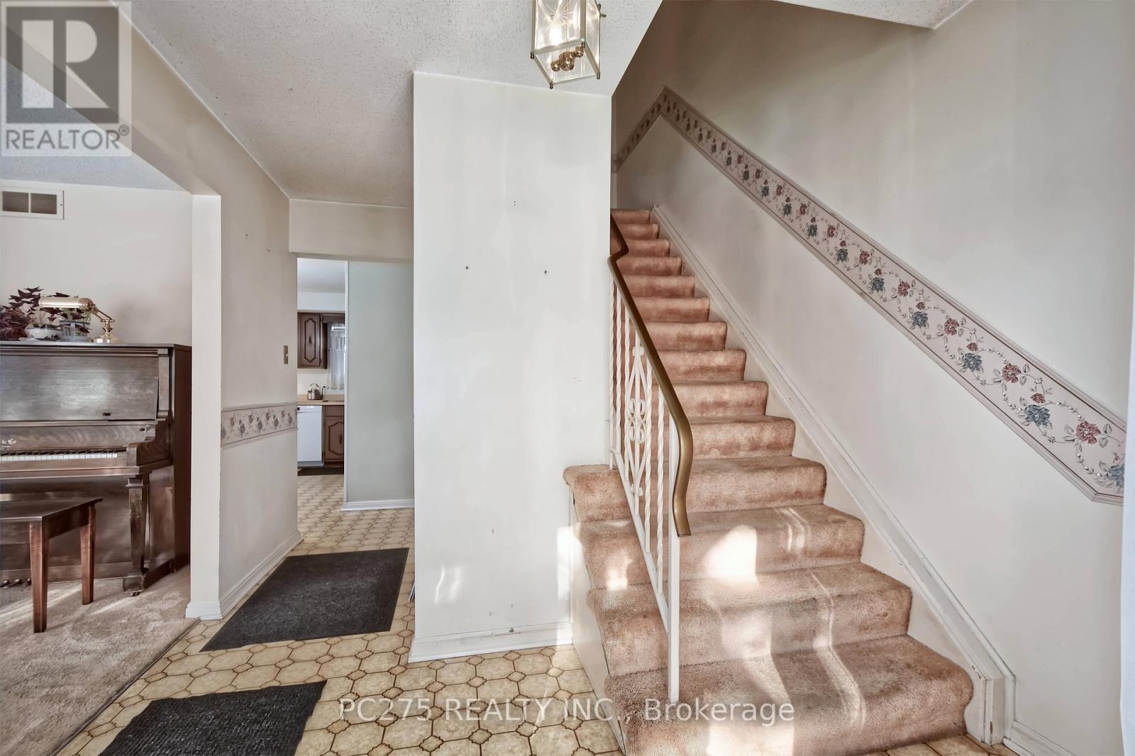 34 Thackerey Place, London North, Ontario  N6G 3E7 - Photo 5 - X12492444