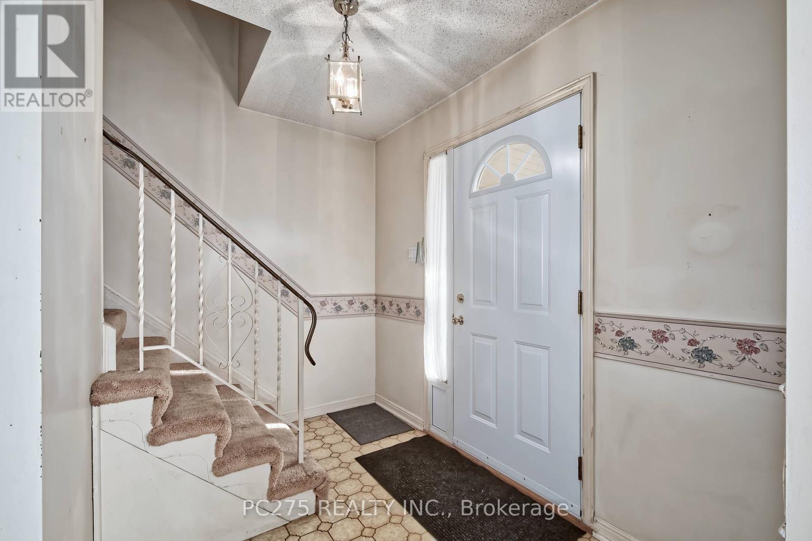 34 Thackerey Place, London North, Ontario  N6G 3E7 - Photo 6 - X12492444