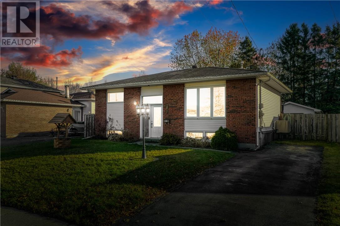 3810 Macmillan Drive, Val Caron, Ontario P3N 1N2 - Photo 3 - 2125433