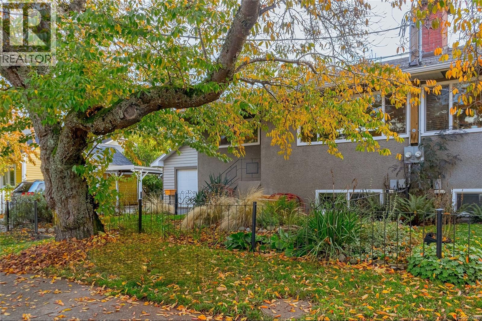 1207 Walnut St, Victoria, British Columbia